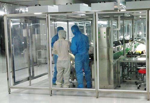 百級潔凈棚工作原理:風機從FFU頂部將空氣吸入,經初效過濾器,高效過濾器過濾,過濾后的潔凈空氣在整個出風面以0.45m/s±20%的風速勻速送出到潔凈棚內。 百級潔凈棚工作原理:風機從FFU頂部將空氣吸入,經初效過濾器,高效過濾器過濾,過濾后的潔凈空氣在整個出風面以0.45m/s±20%的風速勻速送出到潔凈棚內。