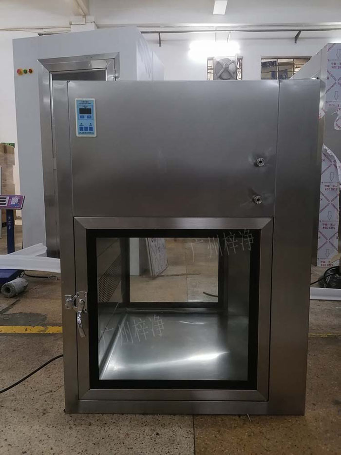 傳遞窗通常包括冷軋鋼板噴塑制作或優質不銹鋼制作、透明玻璃，紫外線殺菌燈、照明和局部高效過濾器等。