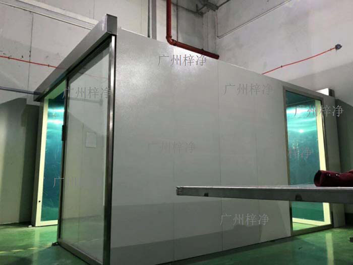 風(fēng)淋室是醫(yī)療設(shè)備生產(chǎn)車(chē)間中不可或缺的潔凈設(shè)備