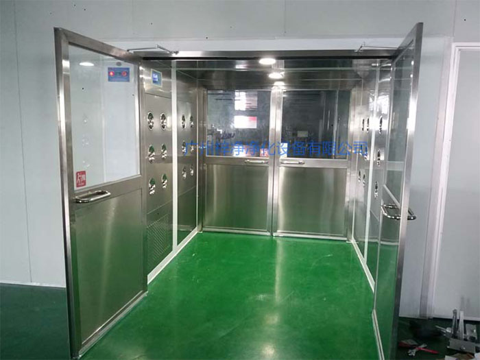 貨淋室主要用于物料表面的除塵,常用于生產線或倉庫的出口處。 貨淋室主要用于物料表面的除塵,常用于生產線或倉庫的出口處。