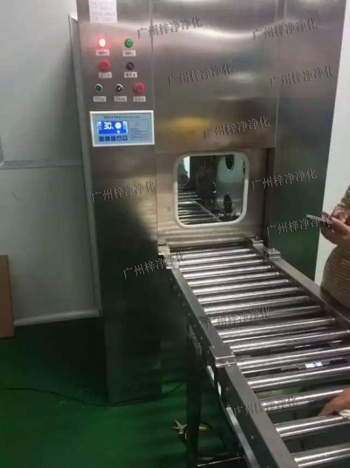 輸送線風(fēng)淋傳遞窗與輸送線貨淋室是潔凈室中用于物品傳遞和空氣凈化的關(guān)鍵設(shè)備。 輸送線風(fēng)淋傳遞窗與輸送線貨淋室是潔凈室中用于物品傳遞和空氣凈化的關(guān)鍵設(shè)備。