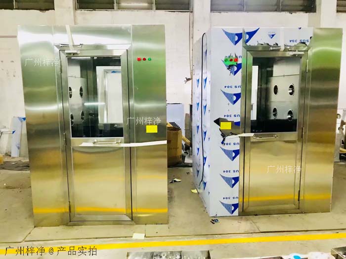 風淋室安裝地面應平整、堅實，無油污、水漬等。