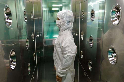 風淋室和貨淋室吹淋過程產(chǎn)生的灰塵通過三重機制實現(xiàn)定向處理。 風淋室和貨淋室吹淋過程產(chǎn)生的灰塵通過三重機制實現(xiàn)定向處理。