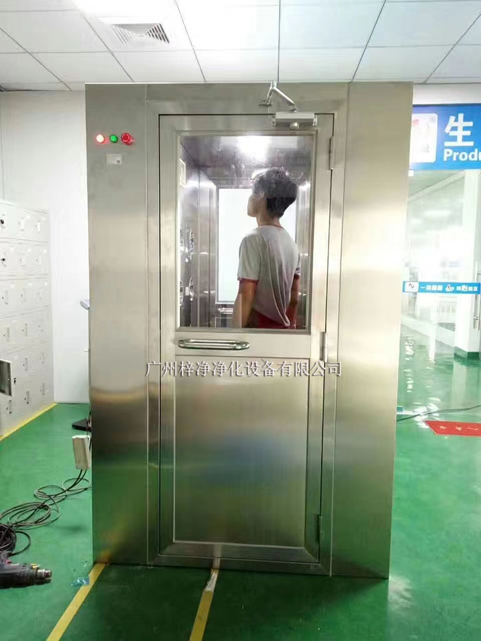 風淋室和貨淋室通常配備有集塵設(shè)備,如高效過濾器、吸塵器等。吹淋過程中脫落的灰塵和雜質(zhì)會被這些設(shè)備收集。 風淋室和貨淋室通常配備有集塵設(shè)備,如高效過濾器、吸塵器等。吹淋過程中脫落的灰塵和雜質(zhì)會被這些設(shè)備收集。