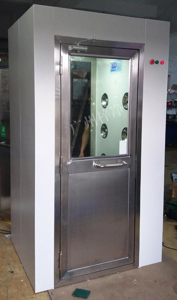 1200型風(fēng)淋室 1200型風(fēng)淋室是進(jìn)入潔凈室所必需的通道,可以減少進(jìn)出潔凈室所帶來(lái)的污染問(wèn)題。